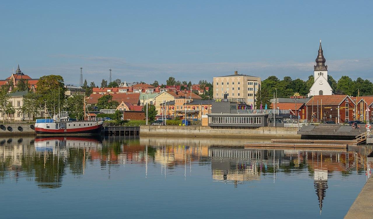 Kvinnojouren i Hudiksvall anordnade en manifestation för att hedra Jeanette Bergströms minne söndagen den 2 april. Hennes dotter Nathalie närvarade bland annat. Foto: Arild Vågen (CC BY-SA 4.0)