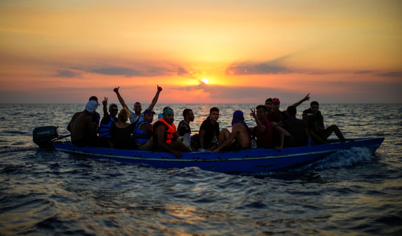 Migranter ombord på en båt på väg från Tunisien. Arkivbild. Foto: Francisco Seco/AP/TT