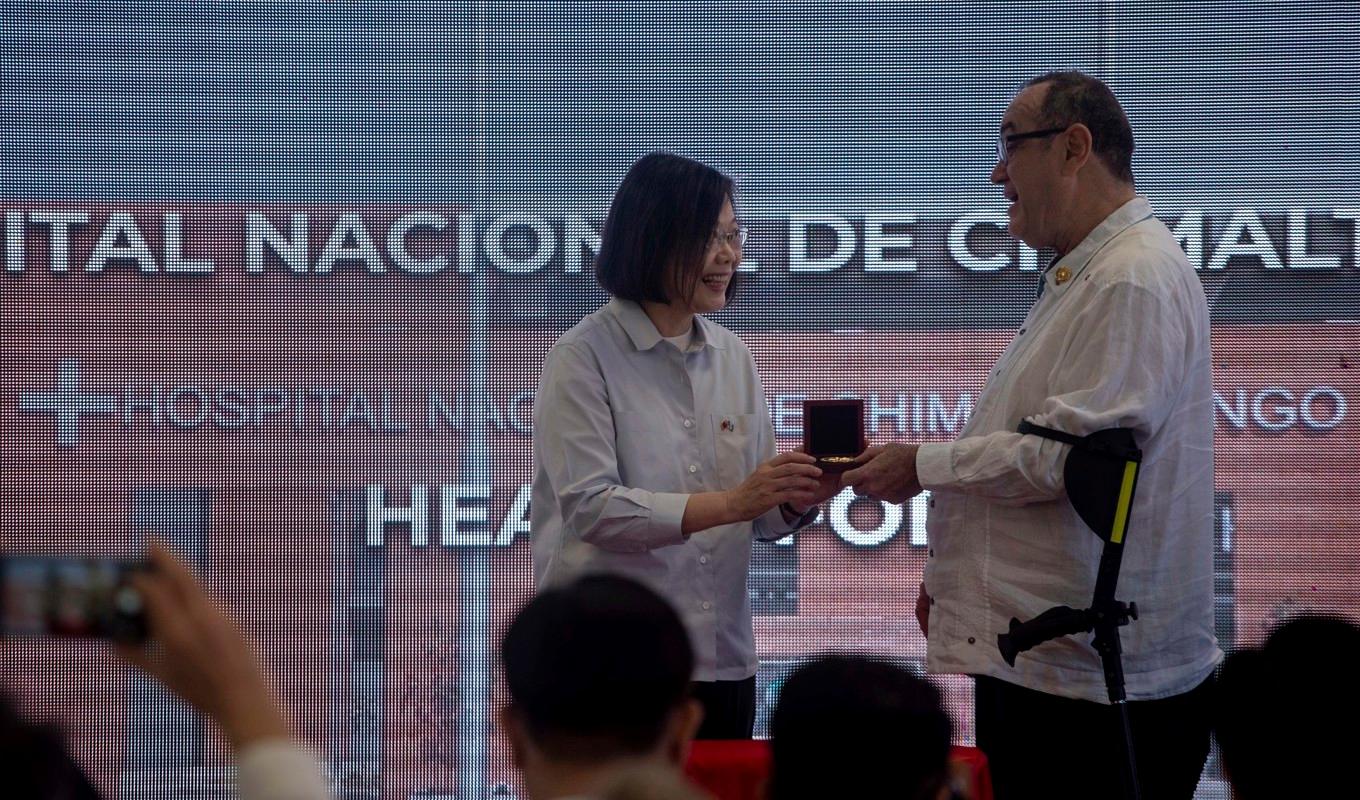 Taiwans president Tsai Ing-Wen överlämnar en gåva till Guatemalas president Alejandro Giammattei vid besöket i Guatemala. Arkivbild. Foto: Santiago Billy/AP/TT