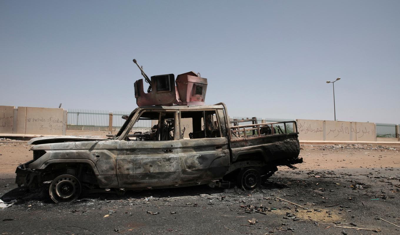 Ett förstört militärfordon i södra Khartum på torsdagen. Foto: Marwan Ali/AP/TT