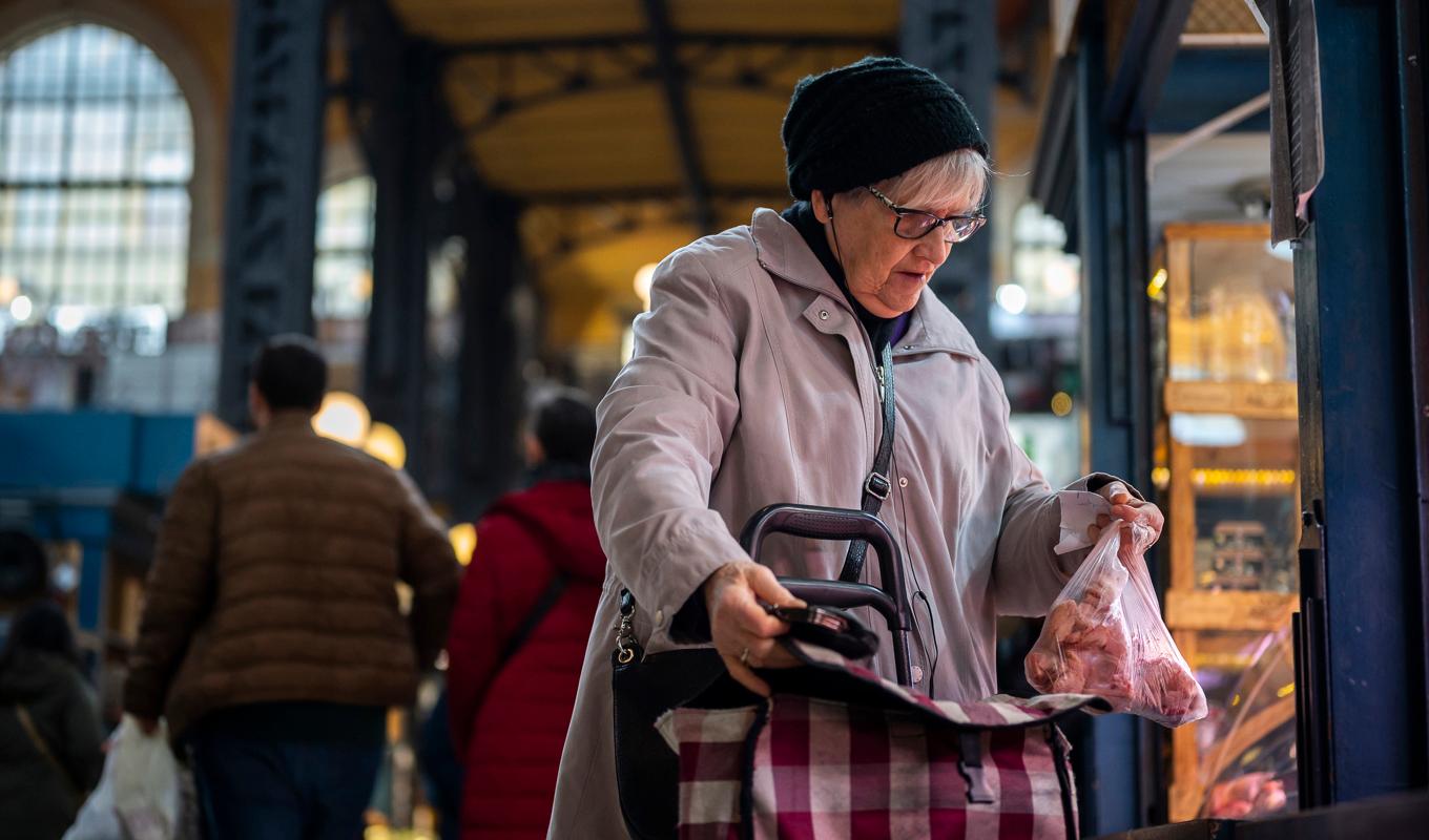 Kunder jagar extrapriser på en stormarknad i Budapest. Matpriserna i Ungern har stigit drastiskt under det senaste året. Arkivbild. Foto: Denes Erdos/AP/TT