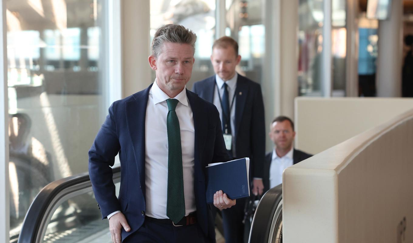 Försvarsminister Pål Jonson (M) anländer till kammaren när riksdagen ska debattera om svenskt deltagande med väpnad styrka för evakueringsinsats av svenskar från Sudan. Foto: Nils Petter Nilsson/TT