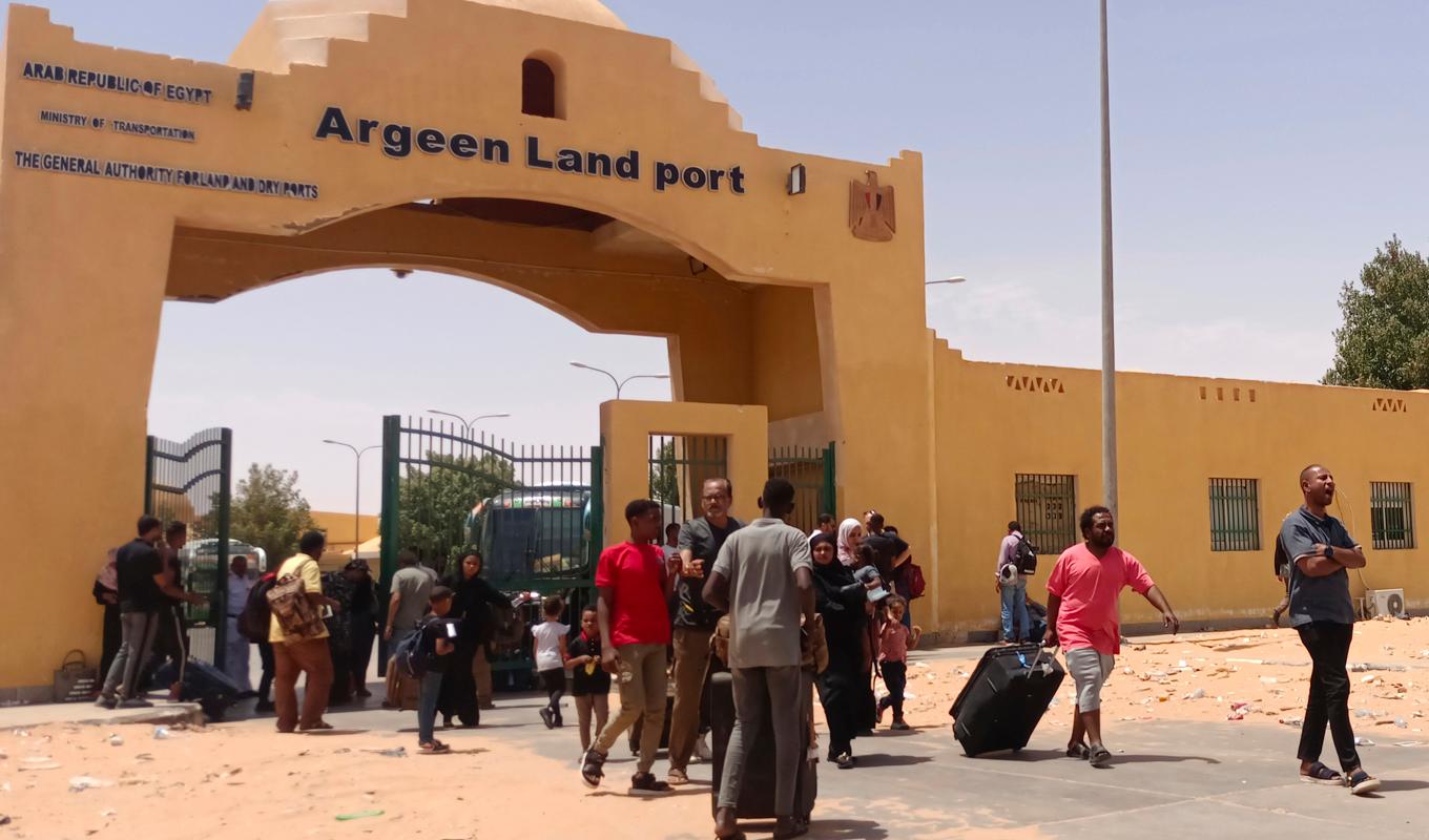 Människor som evakuerats från Sudan vid en gränspostering till Egypten. Bilden är tagen 27 april. Foto: AP/TT