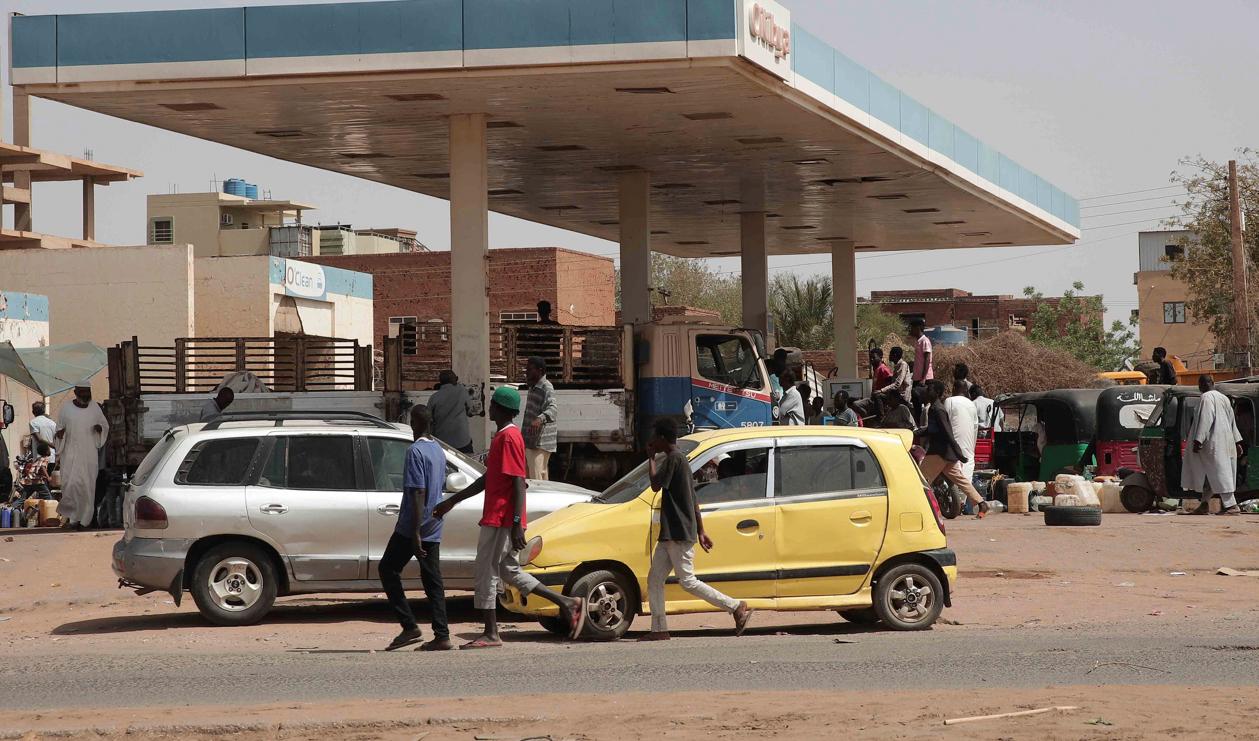 Människor samlas vid en bensinstation i huvudstaden Khartum. Foto: Marwan Ali/AP/TT