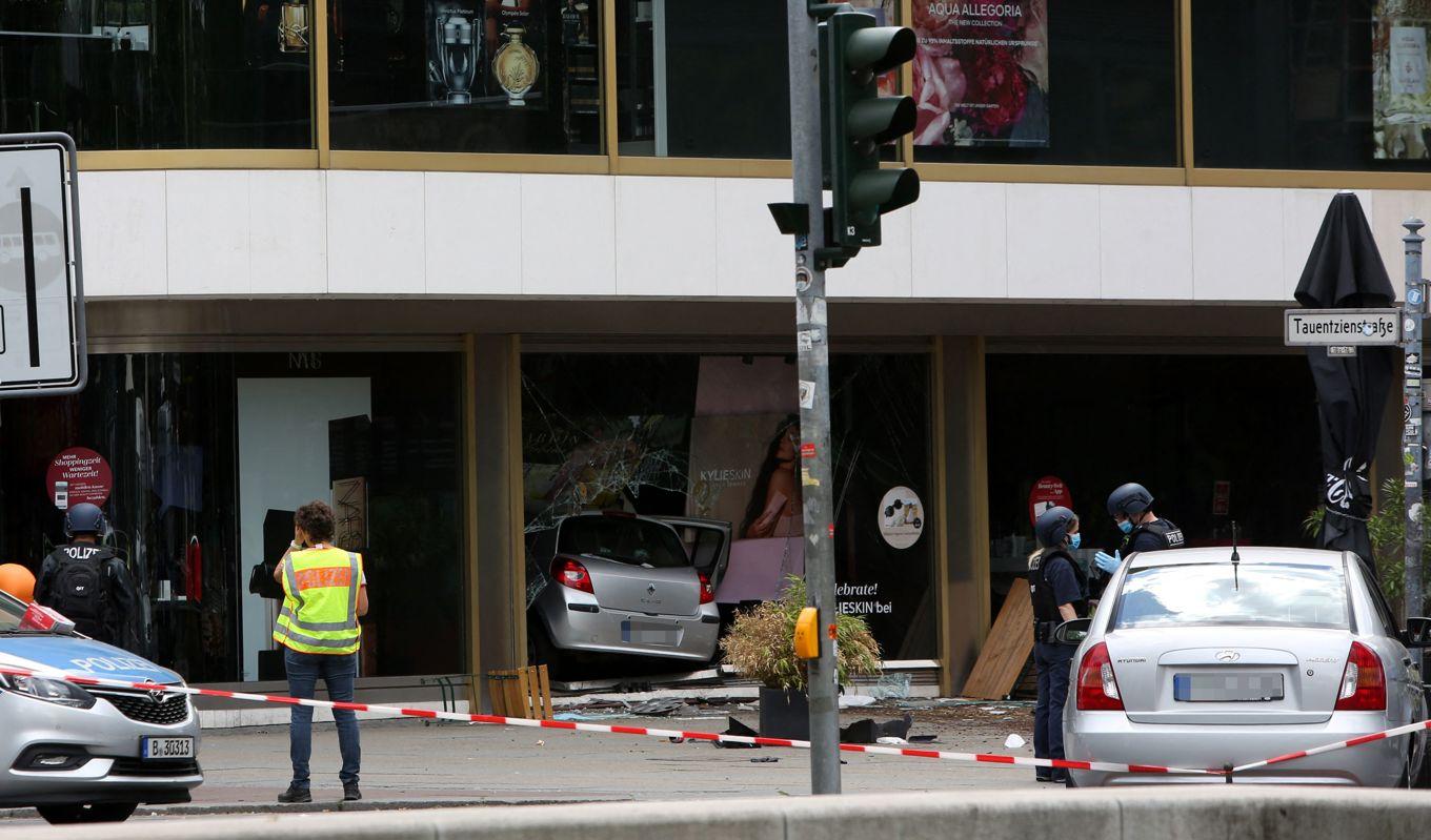 Polis efter att en man med bil kört in i en folkmassa i centrala Berlin i Tyskland den 8 juni 2022. Foto: Adam Berry/AFP via Getty Images