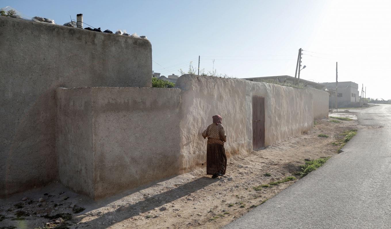 En kvinna i Aleppoprovinsen i Syrien den 17 april 2023. Foto: Bakr Alkasem/AFP via Getty Images