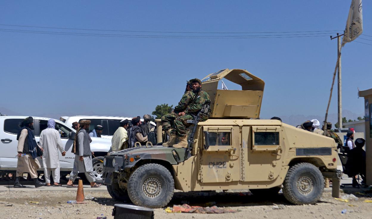 Talibaner på ett stridsfordon firar årsdagen av det amerikanska tillbakadragandet från Afghanistan utanför Bagram-basen. Foto: Ahmad Sahel Arman/AFP via Getty Images