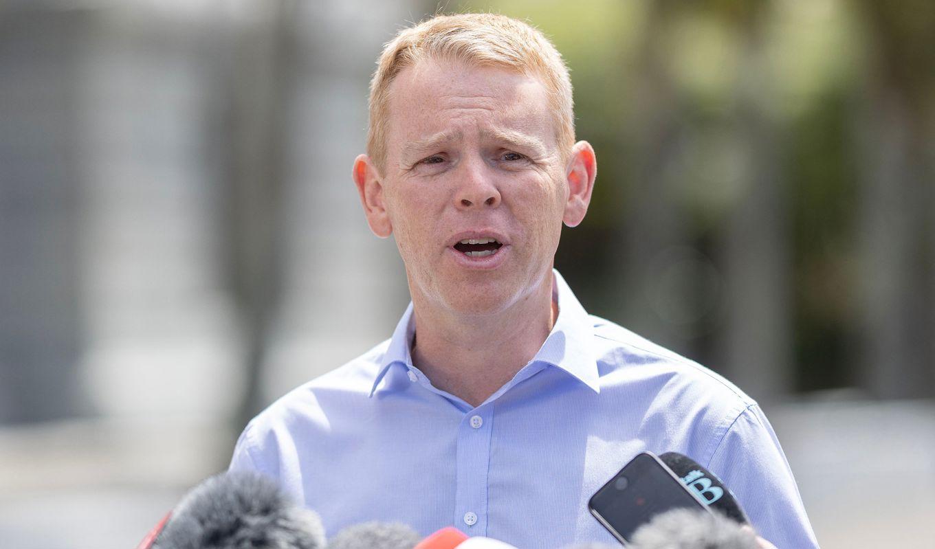 Nya Zeelands premiärminister Chris Hipkins och hans regering vill behålla reglerna om sju dagars isolering vid symptom på covid-19 i två månader till.Foto: Marty Melville/AFP via Getty Images