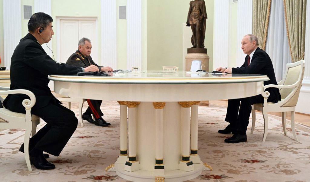 Rysslands President Vladimir Putin och den ryske försvarsministern Sergej Shoigu träffar Kinas försvarsminister Li Shangfu i Kreml i Moskva den 16 April 2023. Foto: PAVEL BEDNYAKOV/SPUTNIK/AFP via Getty Images