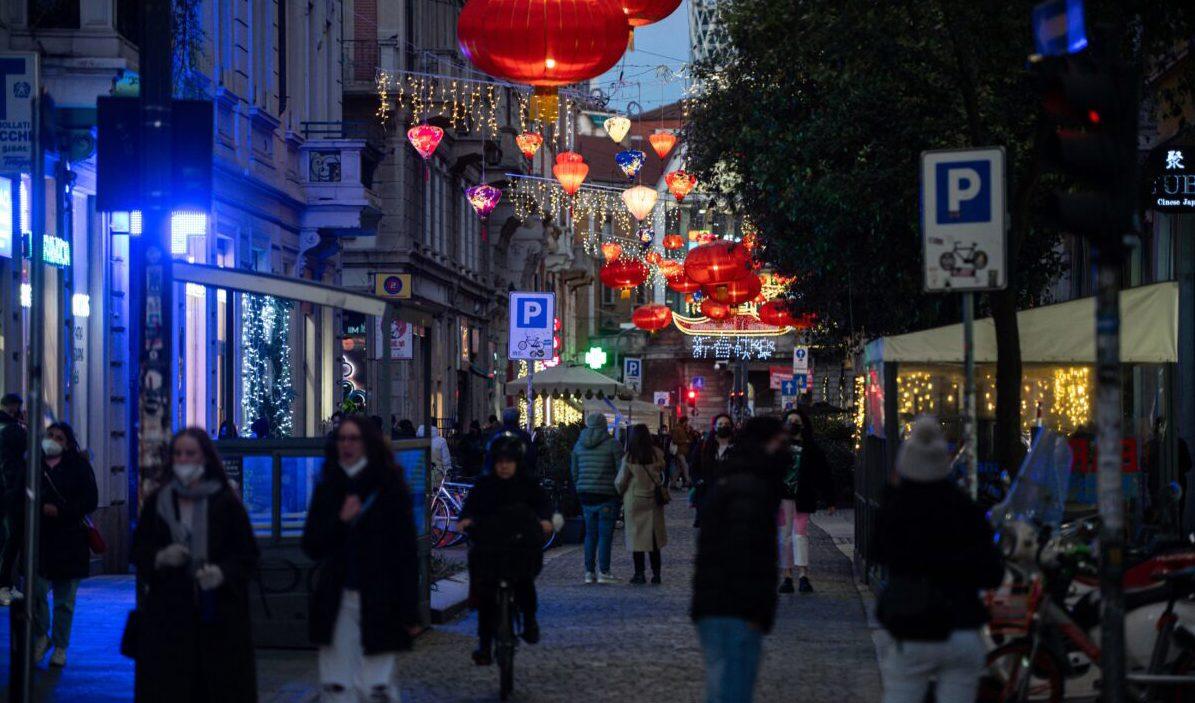 Fotgängare i Sarpi-distriktet i Milan under det kinesiska nyåret. Foto: PIERO CRUCIATTI/AFP via Getty Images