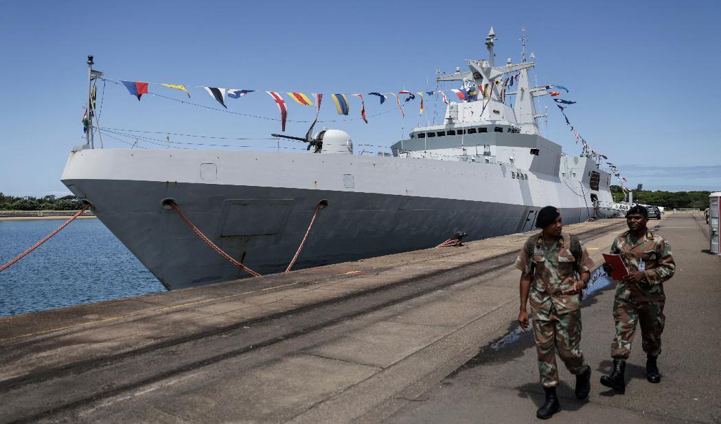 Soldater från South African National Defence Force passerar den sydafrikanska fregatten SAS Mendi i hamnen Richards Bay, den 22 februari. Foto: Guillem Sartorio/AFP via Getty Images