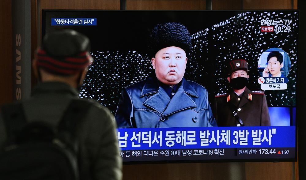 Nordkorea har genomfört flera missiltester på senare år. Här ett inslag i sydkoreansk tv om ett test den 9 mars 2020, med bild på Kim Jong-un. Foto: Jung Yeon-Je via Getty Images