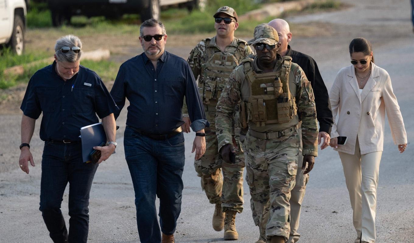 Den republikanske senatorn Ted Cruz (andra från vänster) är på väg till en pressträff den 11 maj 2023 i staden Brownsville i delstaten Texas. Foto: Andrew Caballero-Reynolds/AFP via Getty Images