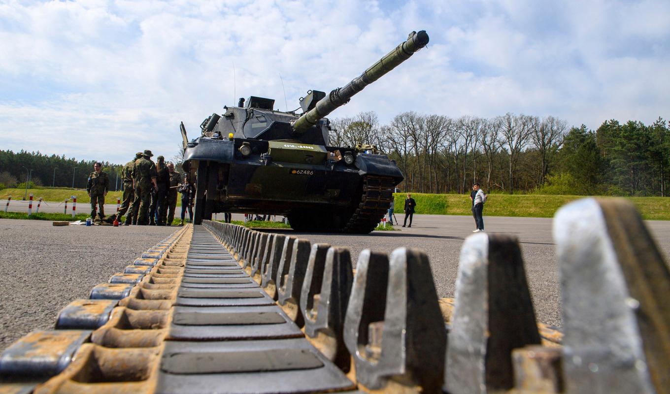 Ukrainska soldater vid en Leopardstridsvagn i tyska Klietz den 5 maj. Foto: Klaus-Dietmar Gabbert/AP/TT