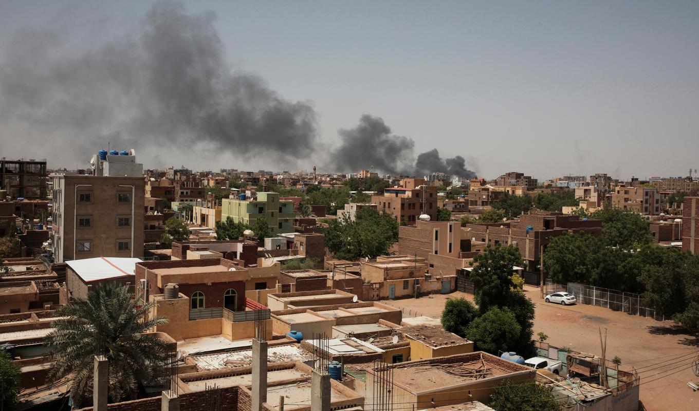 Rök över Sudans huvudstad Khartum på bild från den 22 april i år. Foto: Marwan Ali/AP/TT