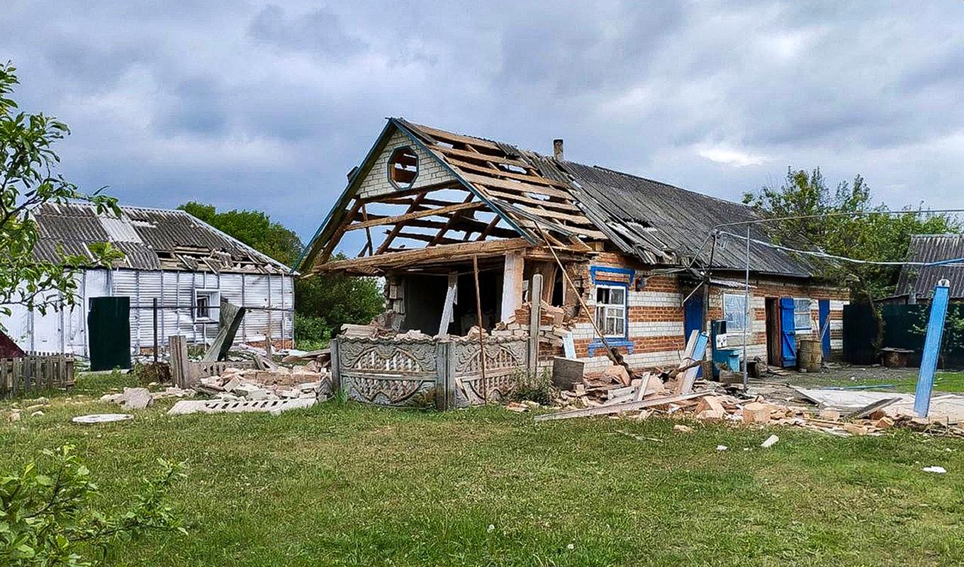 En bild som har publicerats på Belgorods guvernörs Telegramkonto visar vad som uppges vara ett hus som skadats i attacker mot staden. Bilden publicerades förra veckan. Arkivbild. Foto: Foto: Belgorods guvernör/AP/TT