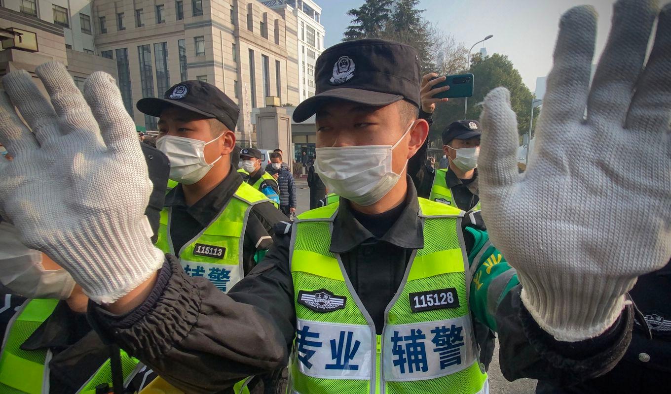 Polisen försöker hindra folk från att filma när en kinesisk medborgarjournalist som rapporterade om utbrottet av covid-19 i Wuhan ska få sin dom.Foto: Leo Ramirez/AFP via Getty Images