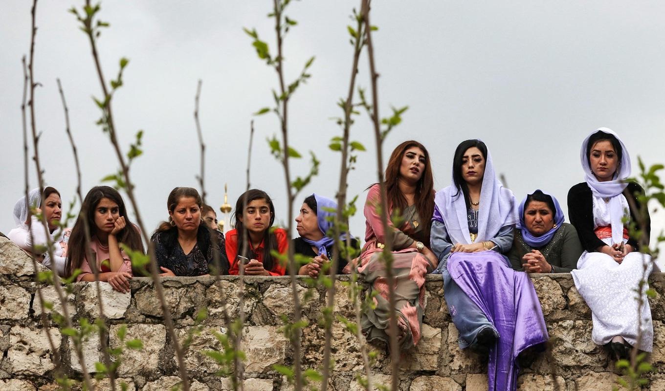 Yazidiska kvinnor sitter utanför Lalish-templet nära den kurdiska staden Dohuk, cirka 43 mil nordväst om Bagdad i Irak, den 16 april 2019. Kvinnorna på bilden har inget sammanhang med artikeln. Foto: Safin Hamid/AFP via Getty Images