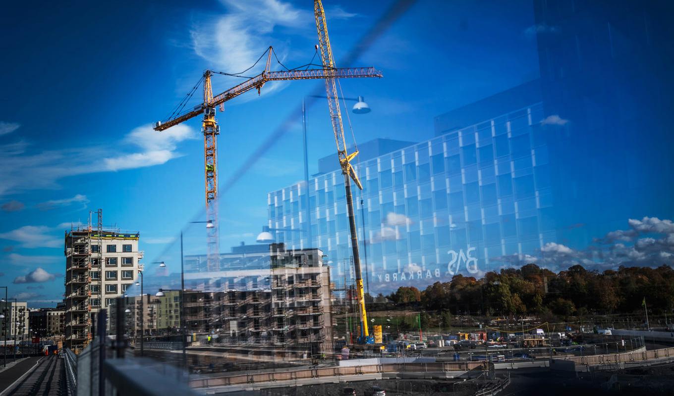 Flera tunga aktörer inom byggbranschen ska ha ett rundabordssamtal med bostadsminister Andreas Carlson (KD) om krisen på bostadsmarknaden. Arkivbild. Foto: Stina Stjernkvist/SvD/TT