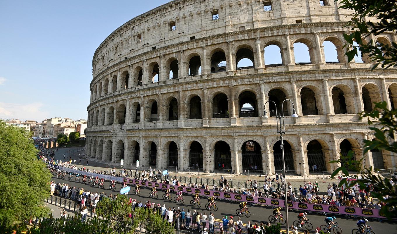 Italiens kulturminister Gennaro Sangiuliano är inte nöjd med att en turist ristat in sin fästmös namn på den klassiska amfiteatern Colosseum i Rom. Arkivbild. Foto: Fabio Ferrari/AP/TT