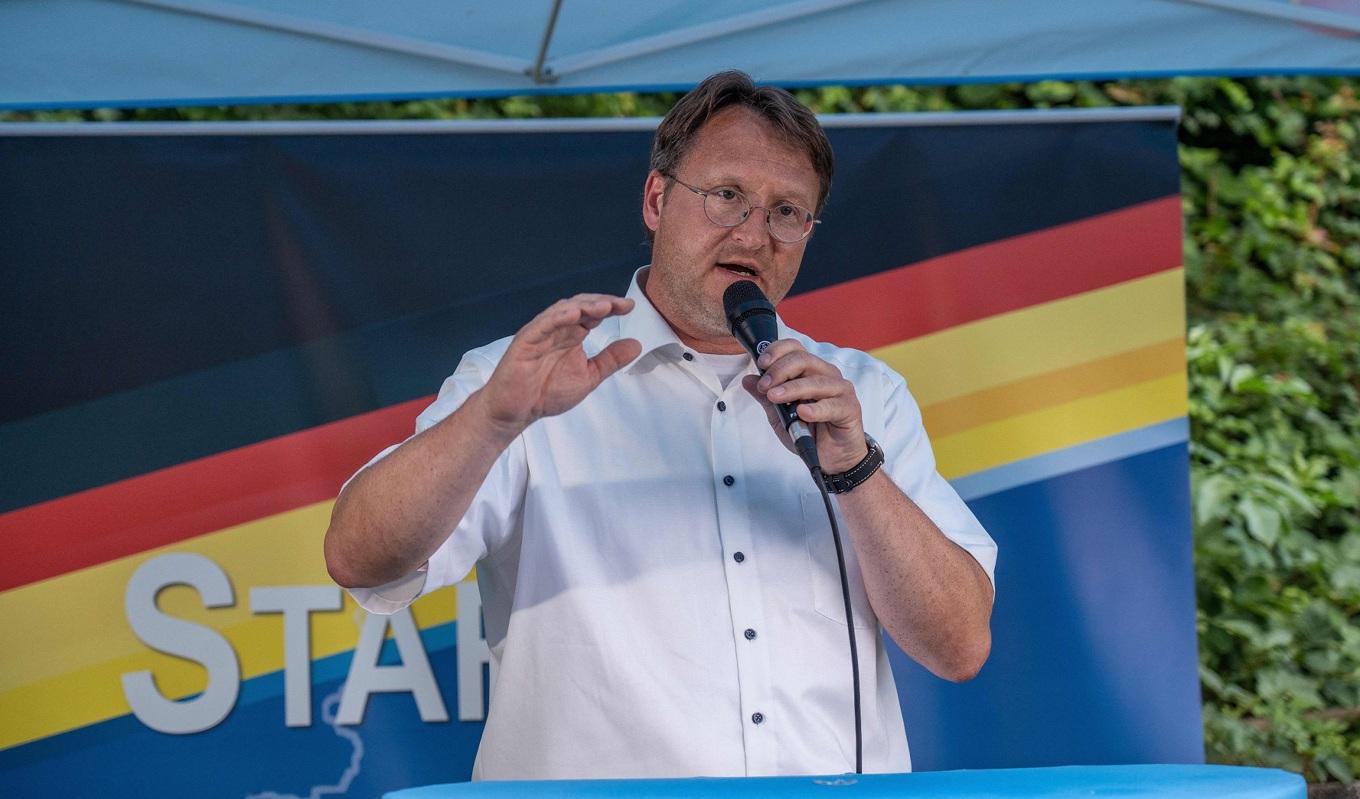 Robert Sesselman, en företrädare för Alternativ för Tyskland (AfD), håller ett tal i samband med att man vunnit ett lokalt val den 25 juni 2023. Foto: Ferdinand Merzbach/NEWS5/AFP via Getty Images