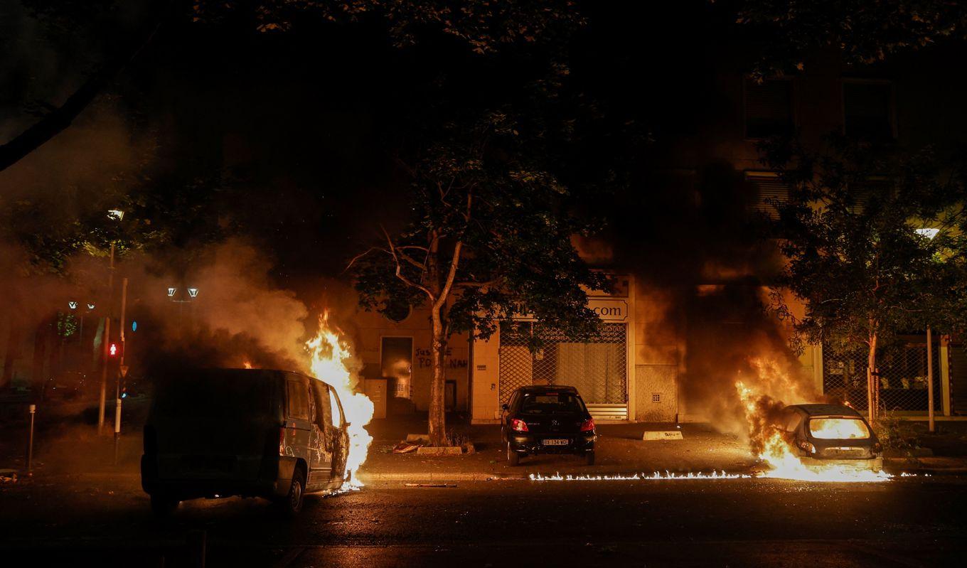 Brinnande fordon i Nanterre utanför Paris den 28 juni 2023. Foto: Geoffroy Van Der Hasselt/AFP via Getty Images