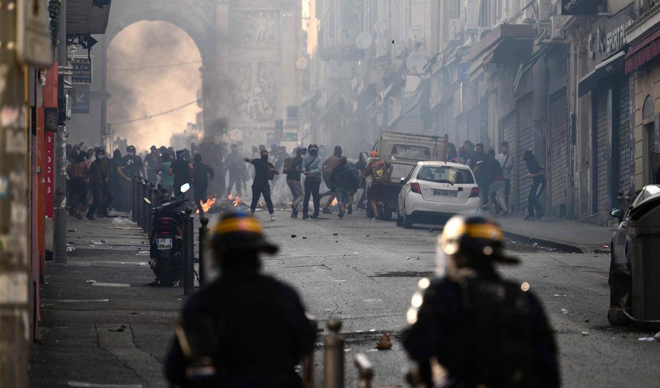 Demonstranter drabbar samman med polis i Porte d’Aix i Marseille den 30 juni 2023. Foto: Christophe Simon/AFP via Getty Images