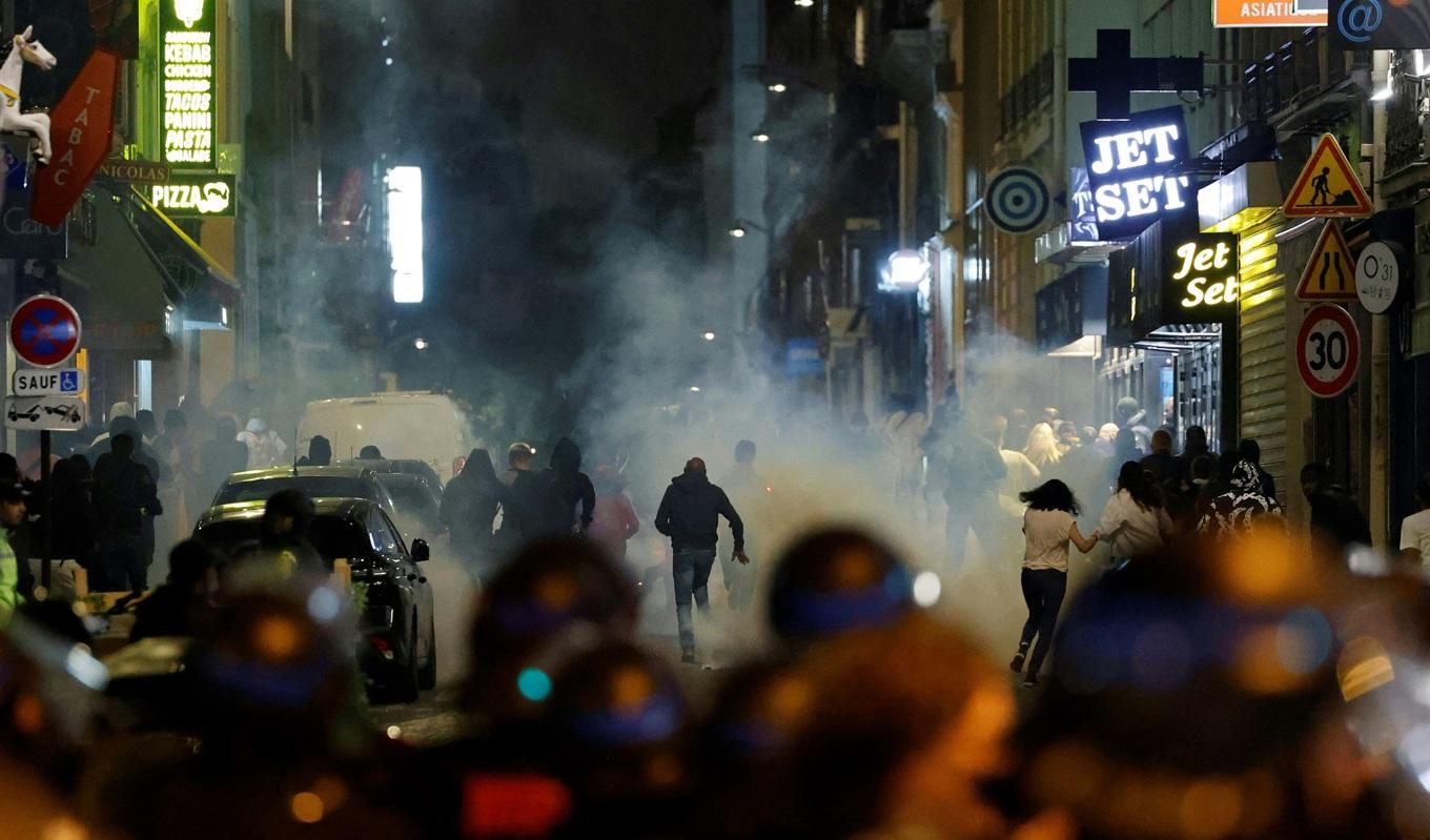 Personer springer samtidigt som polis använder tårgas i Paris den 2 juli 2023. Foto: Ludovic Marin/AFP via Getty Images