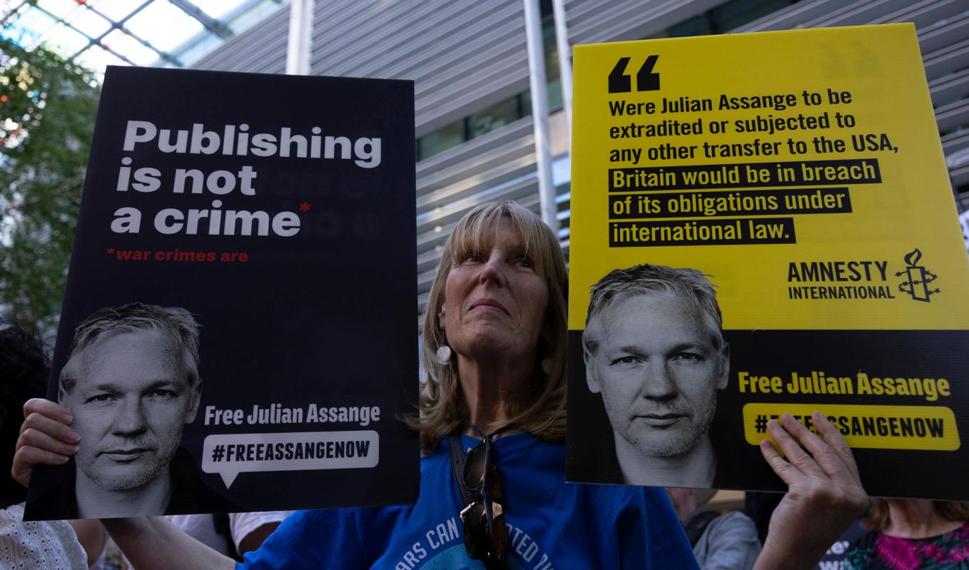 Demonstranter kräver Julian Assanges frigivning den 17 maj 2022 i London. Storbritannien godkände utlämningen till USA på grund av anklagelser om spioneri i april. Dan Kitwood/Getty Images
