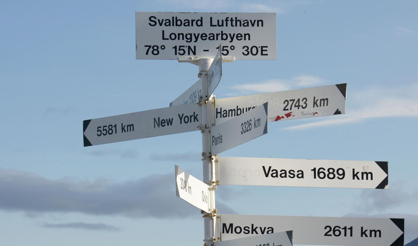 En skylt i Longyearbyen på Svalbard. Arktis kommer att bli allt viktigare globalt framöver tror många. Foto: Maja Hitij/Getty Images