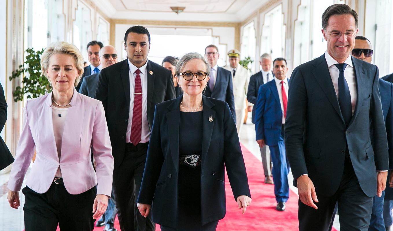 Tunisiens premiärminister Najla Bouden, i mitten, omgiven av EU-kommissionens ordförande Ursula von der Leyen och Nederländernas premiärminister Mark Rutte. Bilden tog vid EU-delegationens besök den 11 juni. Arkivbild. Foto: Riadh Dridi/AP/TT