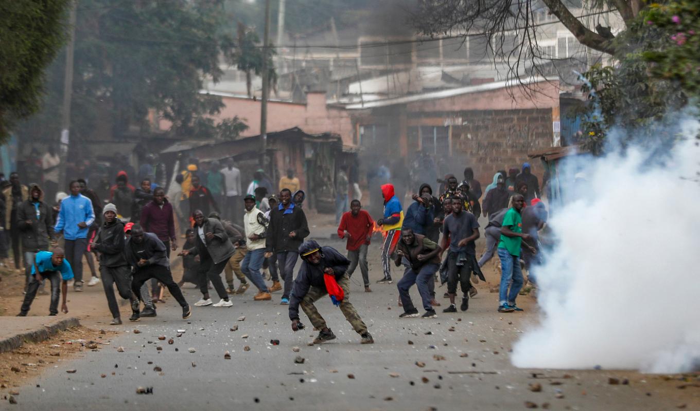 Demonstranter kastar sten på polisen i huvudstaden Nairobi på onsdagen. Foto: Brian Inganga/AP/TT