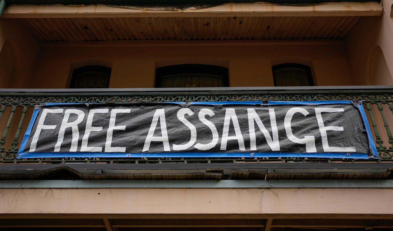 En uppmaning om att Wikielaksgrundaren Julian Assange ska friges uppsatt på en balkong i Sydney i Australien. Foto: Mark Baker/AP/TT