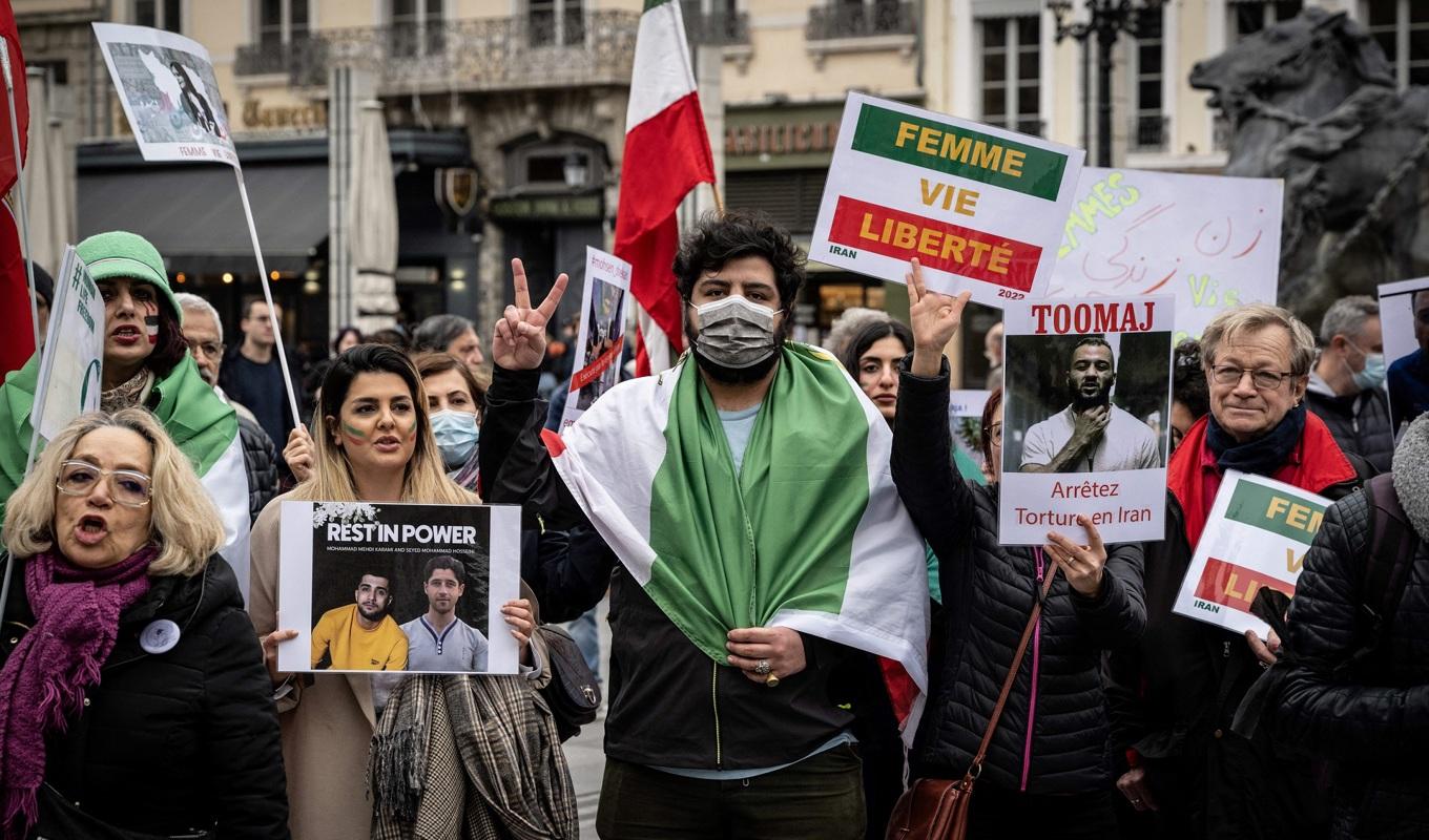 Toomaj Salehi ses på ett plakat. Foto: Jean-Philippe Ksiazek/AFP via Getty Images