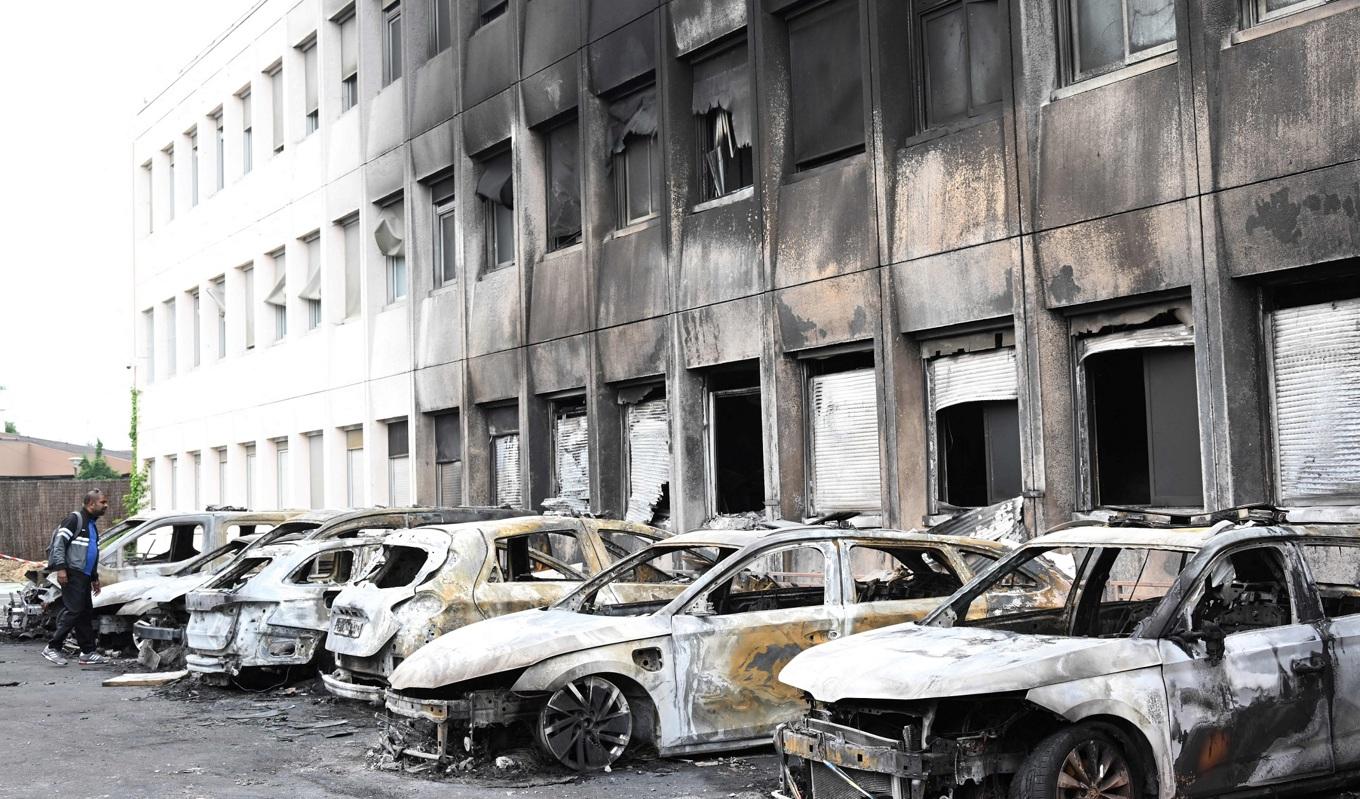 Brända fordon utanför polisbyggnaden i Neuilly-sur-Marne i Frankrike den 29 juni 2023. Foto: Bertrand Guay/AFP via Getty Images