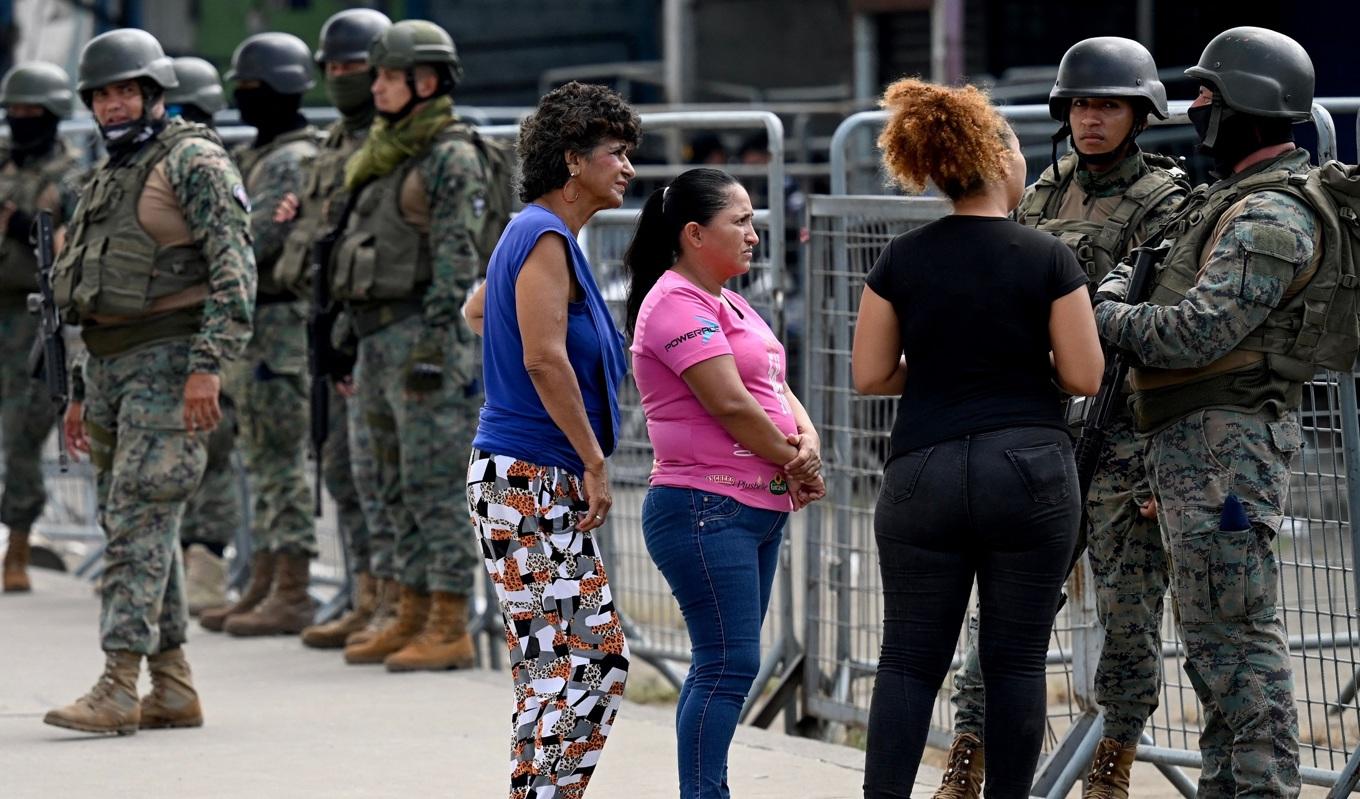 Anhöriga utanför ett fängelse i staden Guayaquil i Ecuador den 24 juli 2023. Sex fångar har dödats i fängelset efter sammandrabbningar mellan rivaliserande gäng. Foto: Marcos Pin/AFP via Getty Images