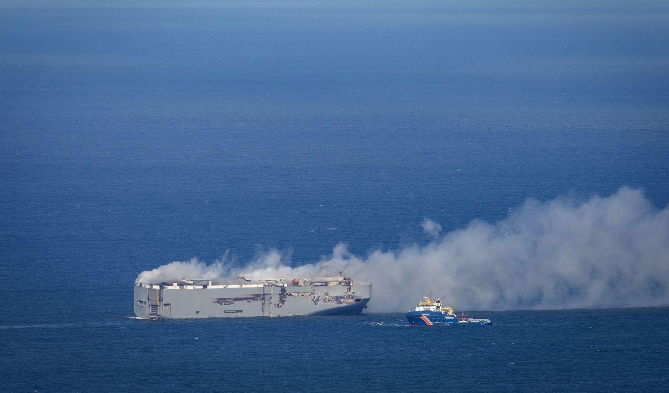 Ett lastfartyg med nästan 3 000 bilar brinner utanför Netherländerna sedan onsdagen 26 juli 2023. Foto: Jan Spoelstra/ANP/AFP via Getty Images