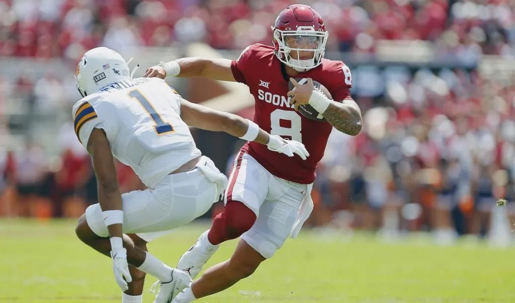 Matchbild från den amerikanska fotbollsligan NFL, där Oklahoma Sooners Dillon Gabriel försöker passera Tyson Wilson från UTEP Miners.Foto: Brian Bahr/Getty Images