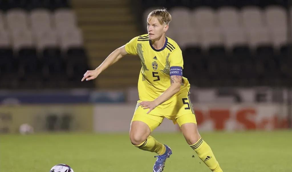 Nilla Fischer driver bollen offensivt framåt under en landskamp mellan Sverige och Skottland på St Mirren Park i skotska Paisley.Foto: Steve Welsh/TT