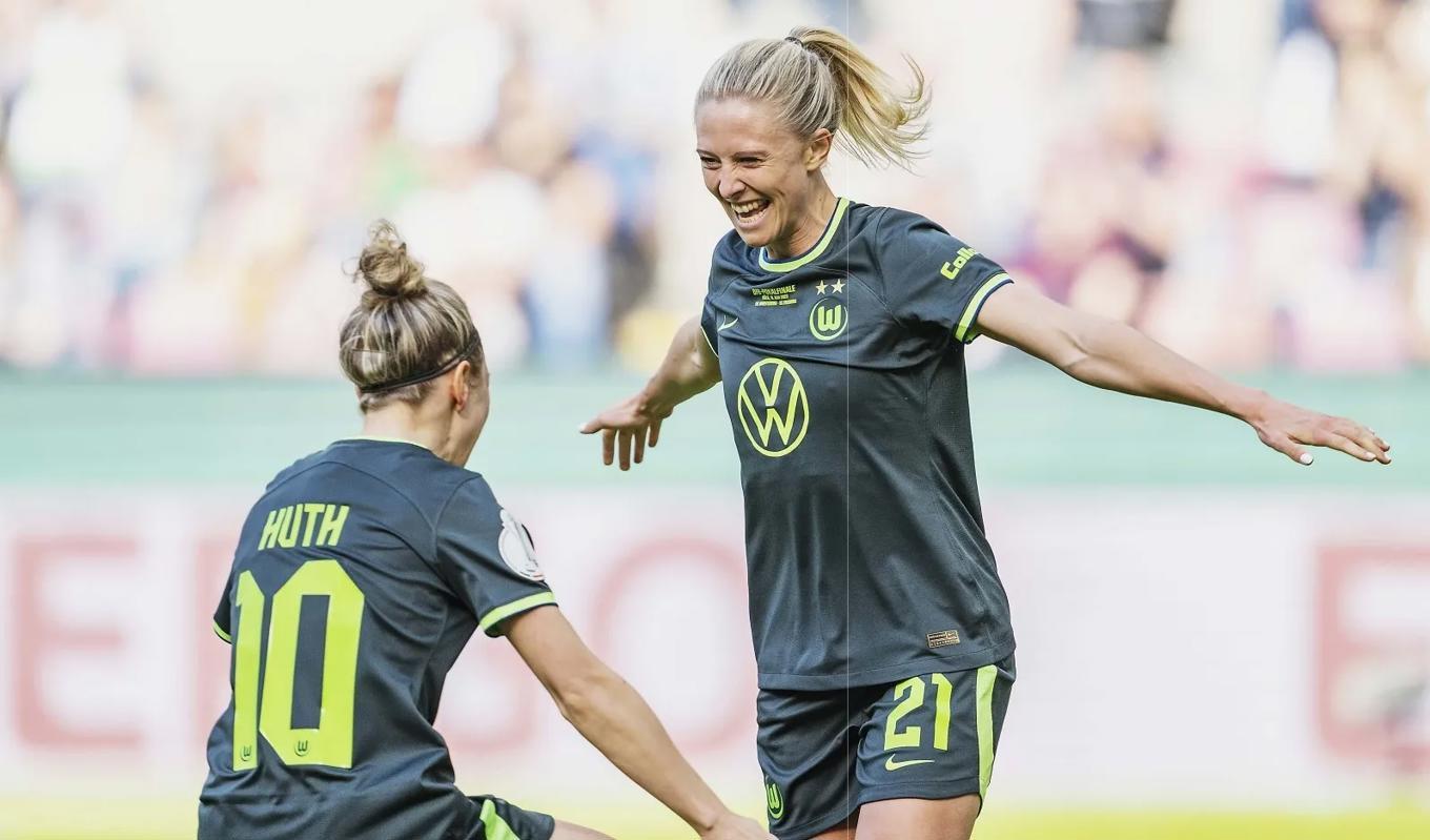 VM-debuterande Rebecka Blomqvist gjorde det viktiga 2–1-målet när Wolfsburg blev cupmästare och lagkamraten Svenja Huth är först fram för att hylla svenskan.Foto: David Inderlied, AP
