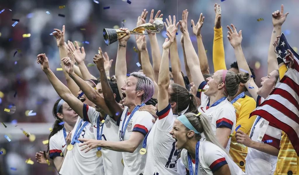 USA dominerar landslagsfotbollen, har högst Fifa-rankning och flest guldmedaljer i prisskåpet. Bilden är från USA:s guldfirande i Lyon 2019 efter segern mot Holland i senaste VM.Foto: Alex Grimm/Getty Images