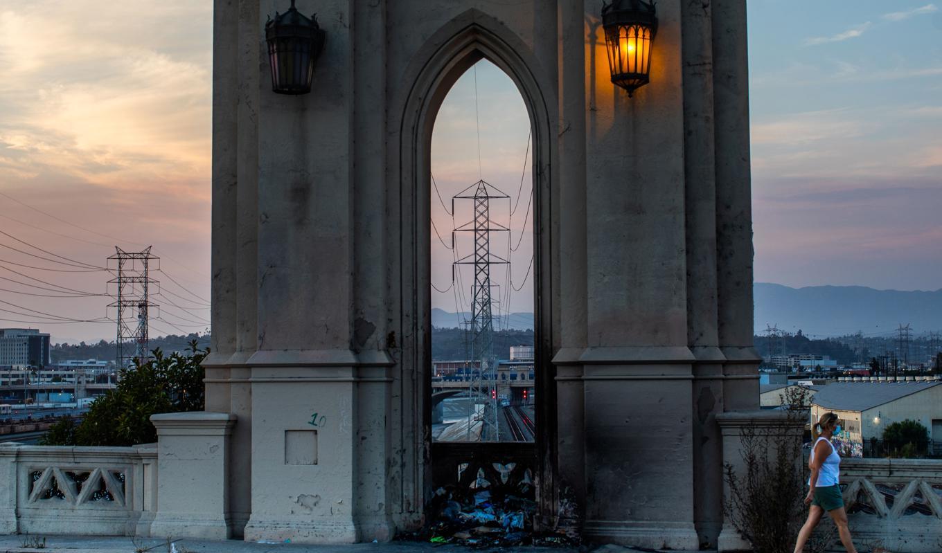 I augusti 2020 tvingades Kalifornien till rullande strömavbrott för att hantera elbrist under en kraftig värmebölja. På bilden syns bron på 4th Street i Los Angeles, den 16 augusti 2020. Foto: Apu Gomes /AFP via Getty Images