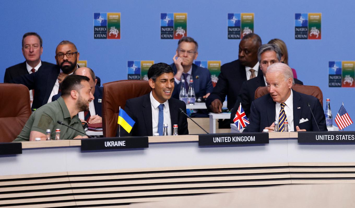 Ukrainas president Volodymyr Zelenskyj, Storbritanniens premiärminister Rishi Sunak och USA:s president Joe Biden under Natotoppmötet i Vilnius den 12 juli.Foto: Ludovic Marin/AFP via Getty Images