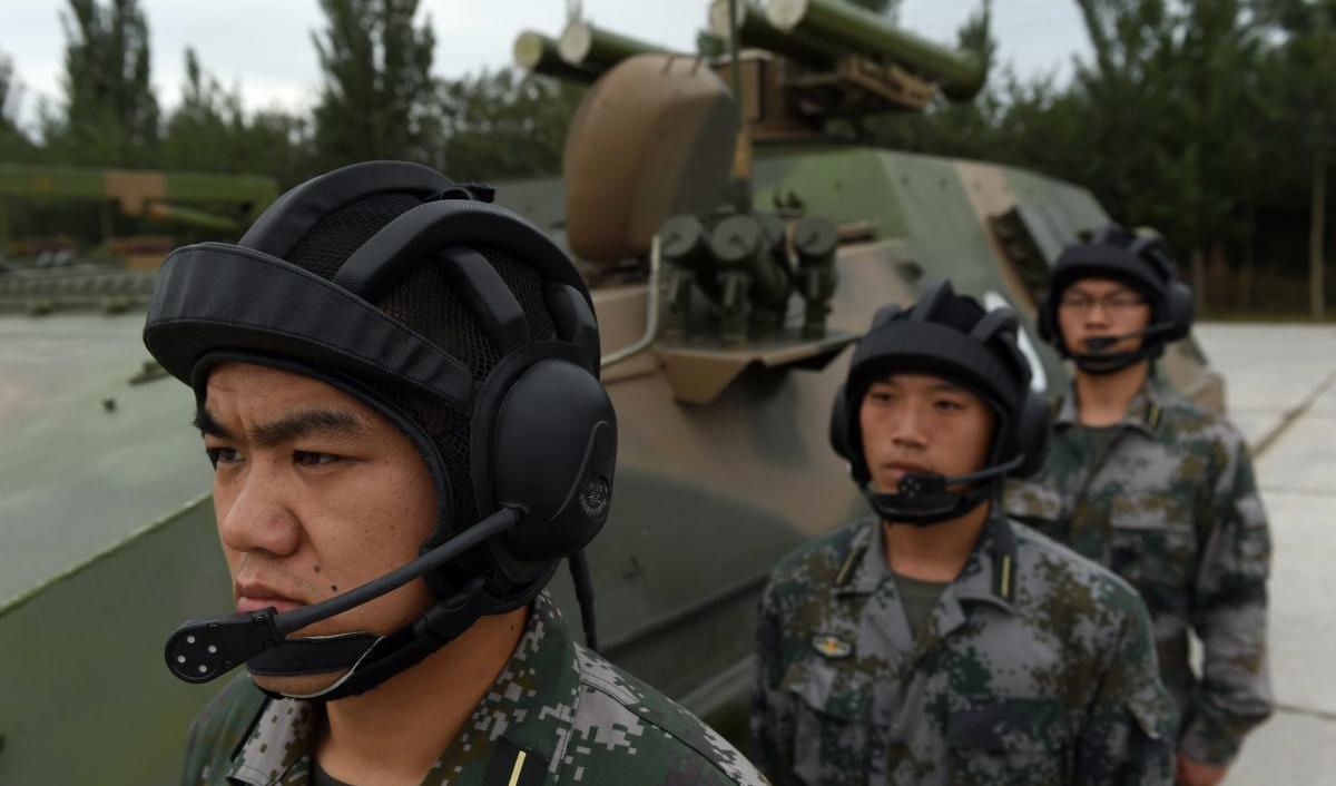 Kinesiska soldater vid en T-89 avfyrningsanordning för antistridsvagnsmissiler på en militär ingenjörsakademi i Peking, den 22 juli 2014. Foto: Greg Baker/AFP/Getty Images