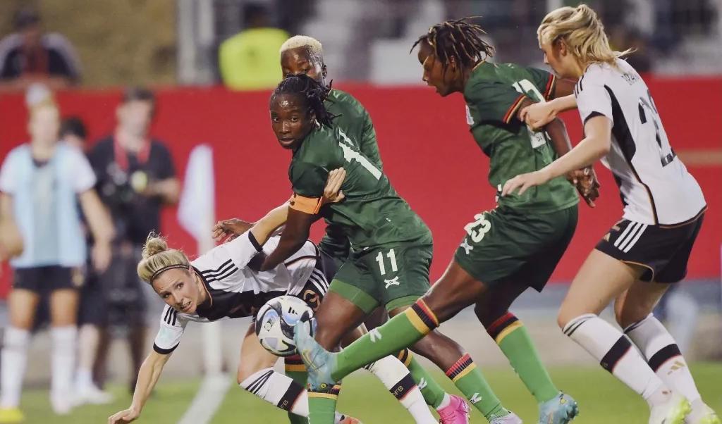 Zambias landslag ligger på 77:e plats i världsrankningen. Lagkaptenen Barbra Banda (nr 11) hjälpte till att slå Tyskland med 3-2 i en vänskapsmatch den 7 juli.Foto: Sebastian Widmann/Getty Images