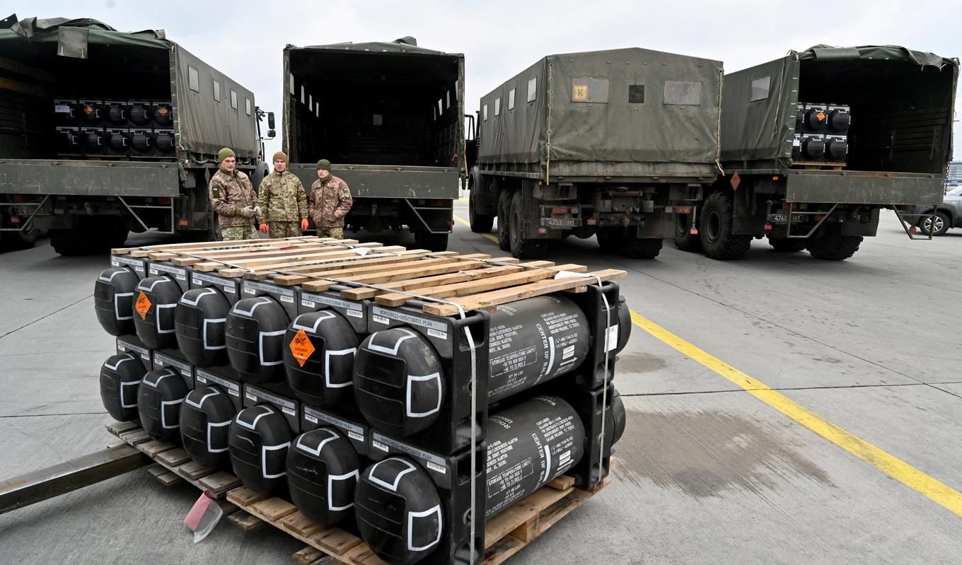 Ukrainska soldater tar emot en leverans i form av militärt stöd från USA på Kievs flygplats Boryspil den 11 februari 2022. Foto: Sergei Supinsky/AFP via Getty Images