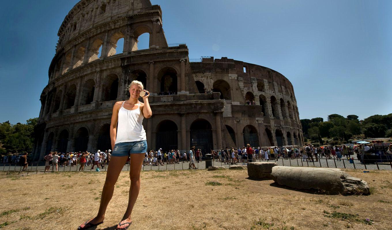 Sarah Sjöström visar stolt upp sitt första VM-guld utanför Colosseum i Rom. Foto: Maja Suslin/TT