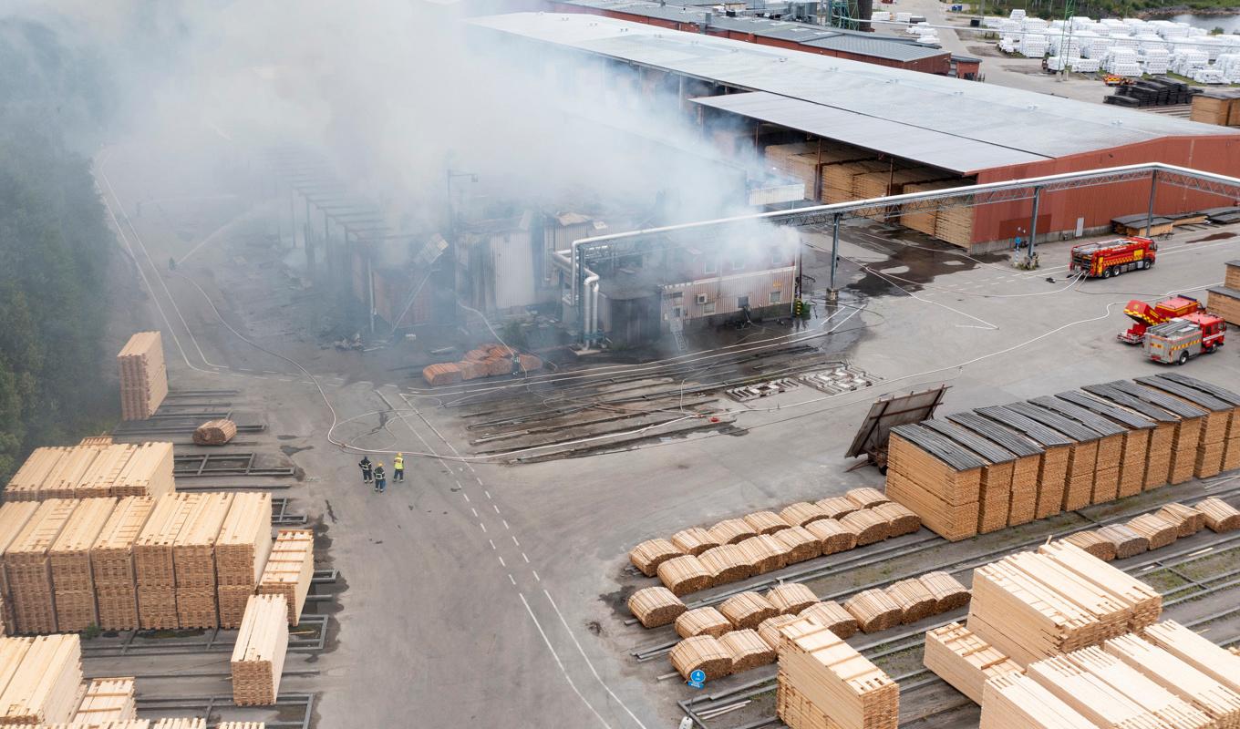 Branden i ett sågverk i Ljusne söder om Söderhamn uppges nu vara under kontroll. Foto: Fredrik Sandberg/TT