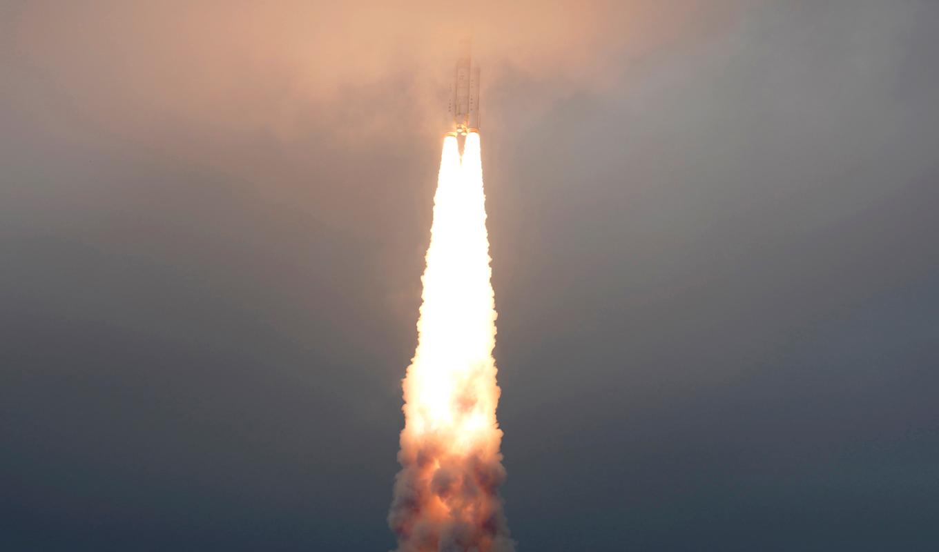 Den indiska rymdfarkosten Chandrayaan-3 sköts upp från rymdcentret Satish Dhawan på ön Sriharikota i östra Indien den 14 juli. Arkivbild. Foto: Aijaz Rahi/AP/TT