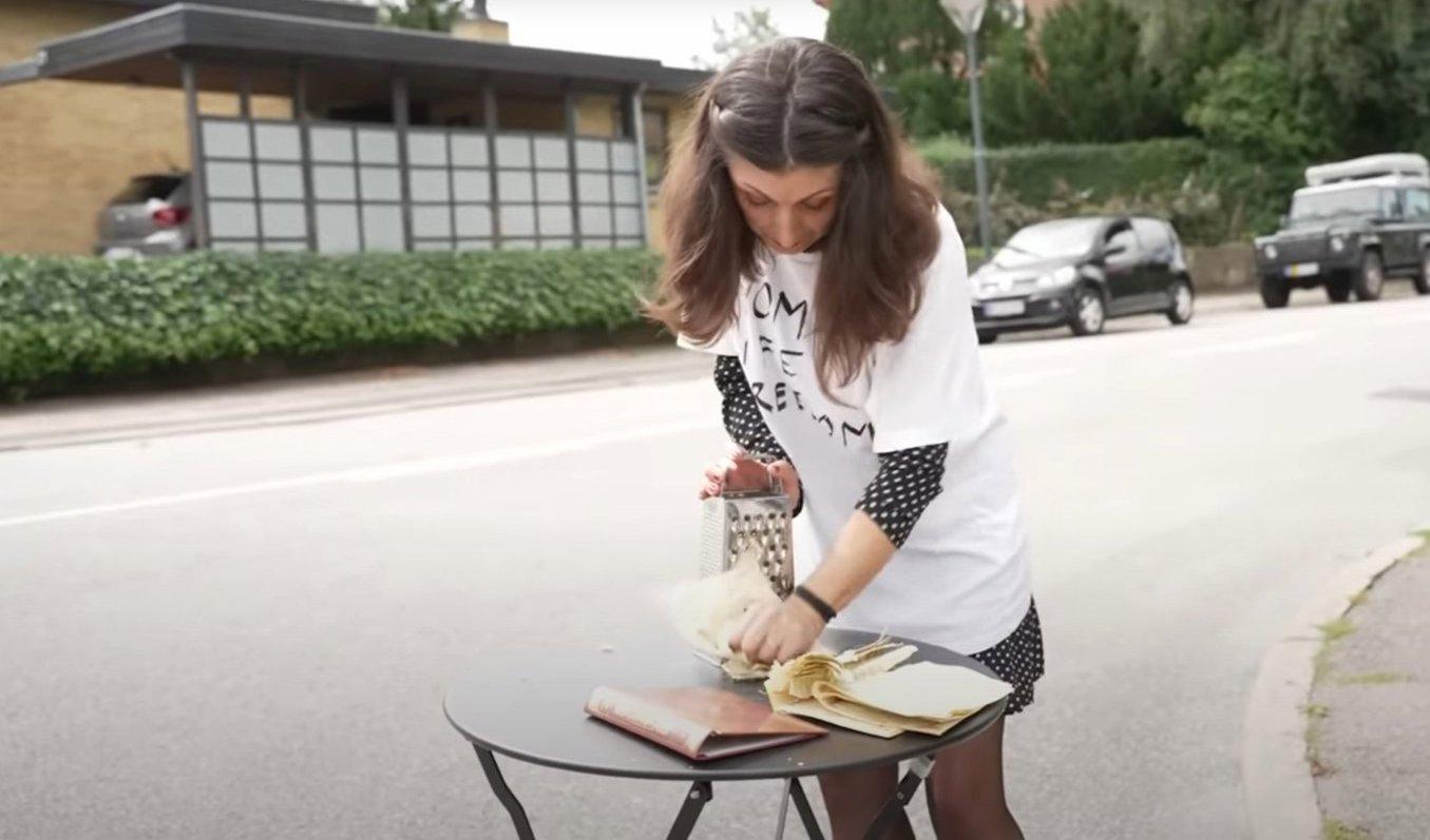 Konstnären Firoozeh Bazrafkan strimlade sönder en koran med ett rivjärn under ett performanceverk. Hon har även tidigare tidigare använt Koranen i sin konst. Foto: Firoozeh Bazrafkan